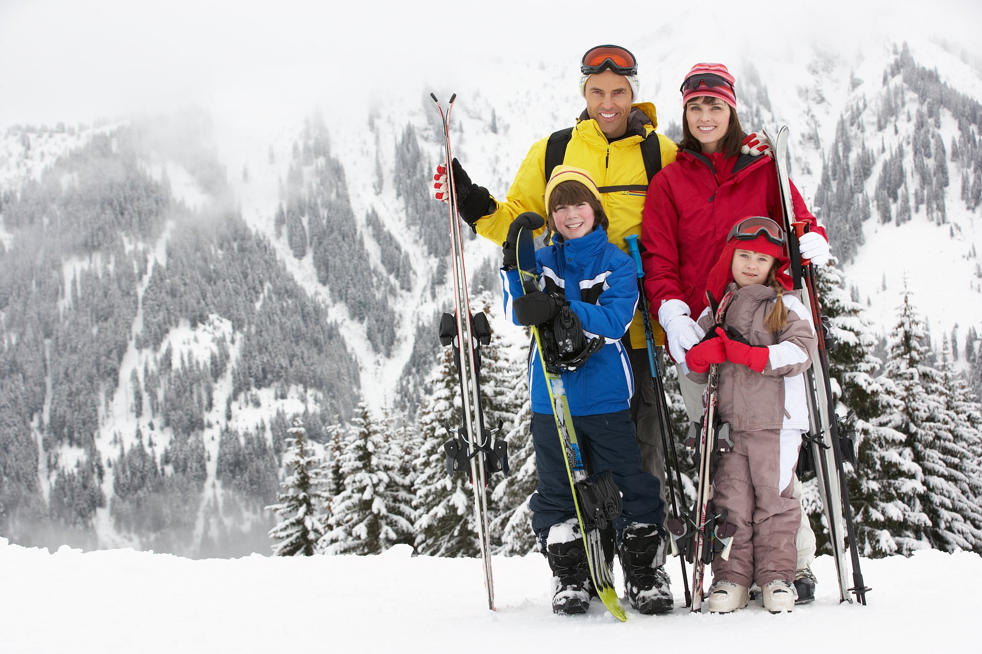 Семья лыжников